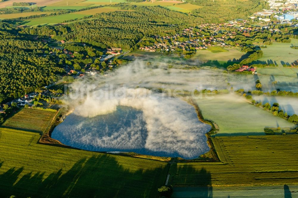 Buxtehude von oben - Wiesen an den See- Uferbereichen in Buxtehude im Bundesland Niedersachsen, Deutschland