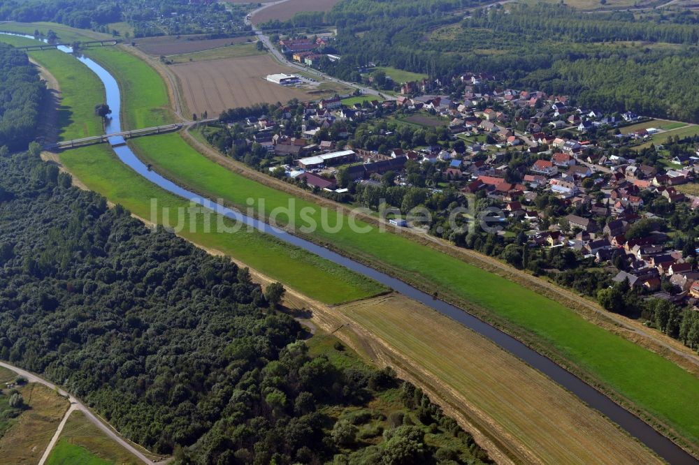 Schkopau Lochau von oben - Wiesenstreifen und Überflutungsflächen am Flußbett der Weißen Elster bei Schkopau Lochau im Bundesland Sachsen-Anhalt