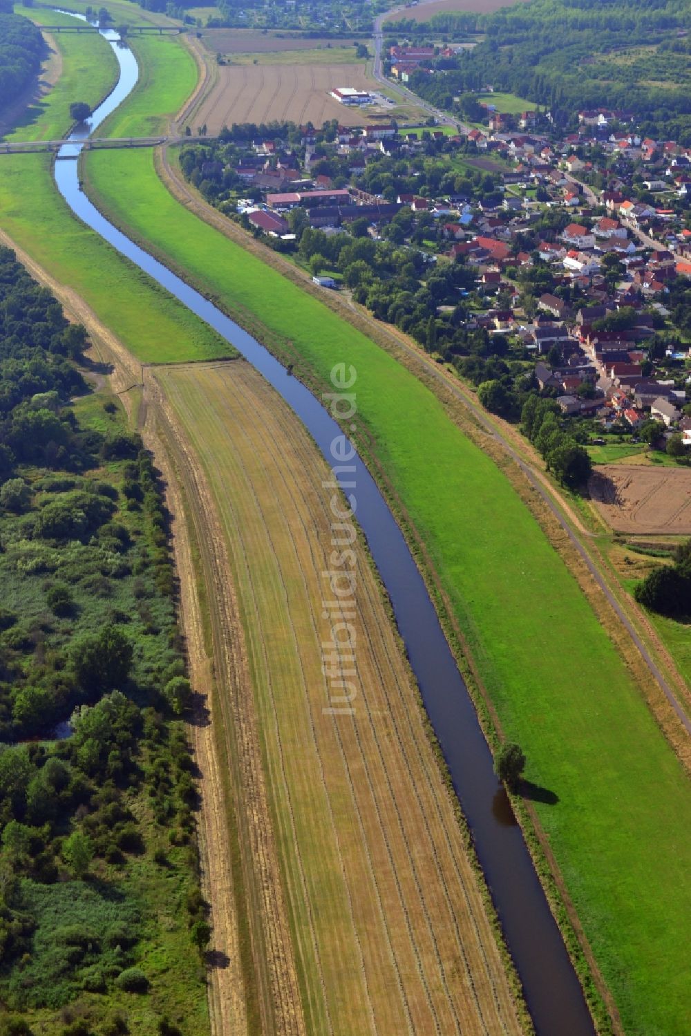 Luftaufnahme Schkopau Lochau - Wiesenstreifen und Überflutungsflächen am Flußbett der Weißen Elster bei Schkopau Lochau im Bundesland Sachsen-Anhalt