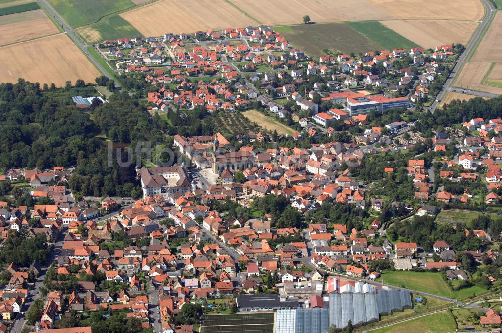 Luftaufnahme Wiesentheid - Wiesentheid mit katholische Pfarrkirche St. Mauritius und historischem Pfarrhaus, Schloss und Schlosspark