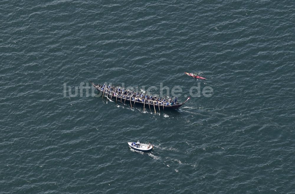 Luftbild Krusau - Wikinger Langschiff auf der Flensburger Förde in Krusau in Dänemark