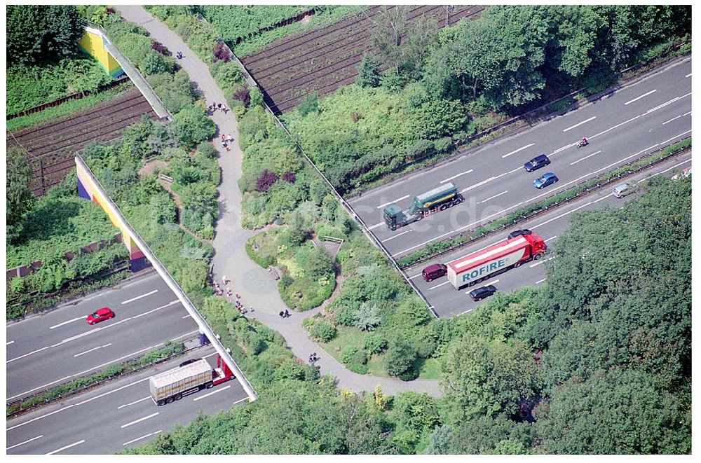 Duisburg aus der Vogelperspektive: Wildpark-Autobahnbrücke südlich des Autobahnkreuzes Duisburg