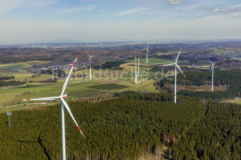 Brilon von oben - Windenergieanlage in einem Wald in Brilon im Bundesland Nordrhein-Westfalen, Deutschland