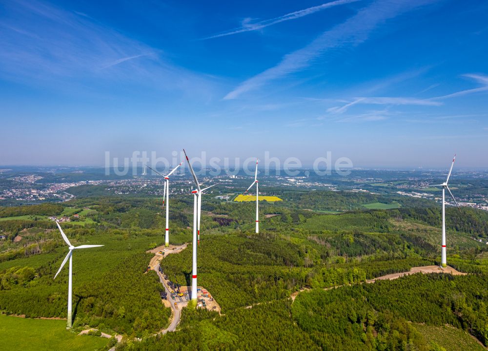 Hohenlimburg aus der Vogelperspektive: Windenergieanlage in einem Wald in Hohenlimburg im Bundesland Nordrhein-Westfalen, Deutschland