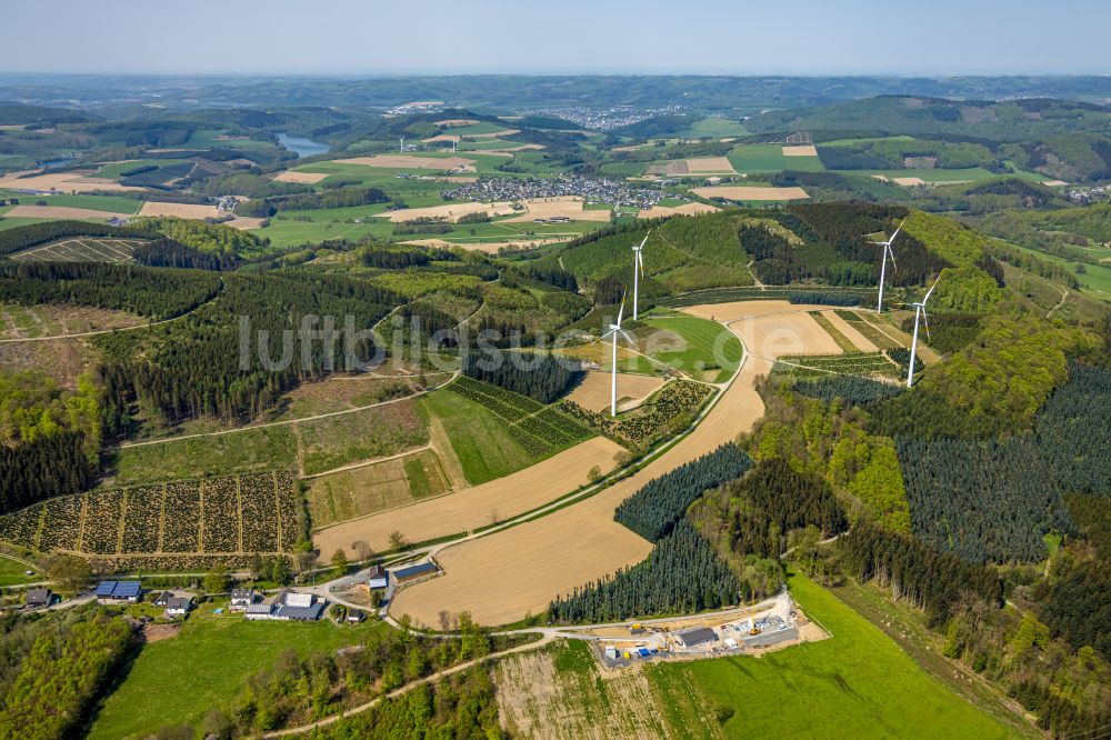 Luftbild Meschede - Windenergieanlage in einem Wald in Meschede im Bundesland Nordrhein-Westfalen, Deutschland