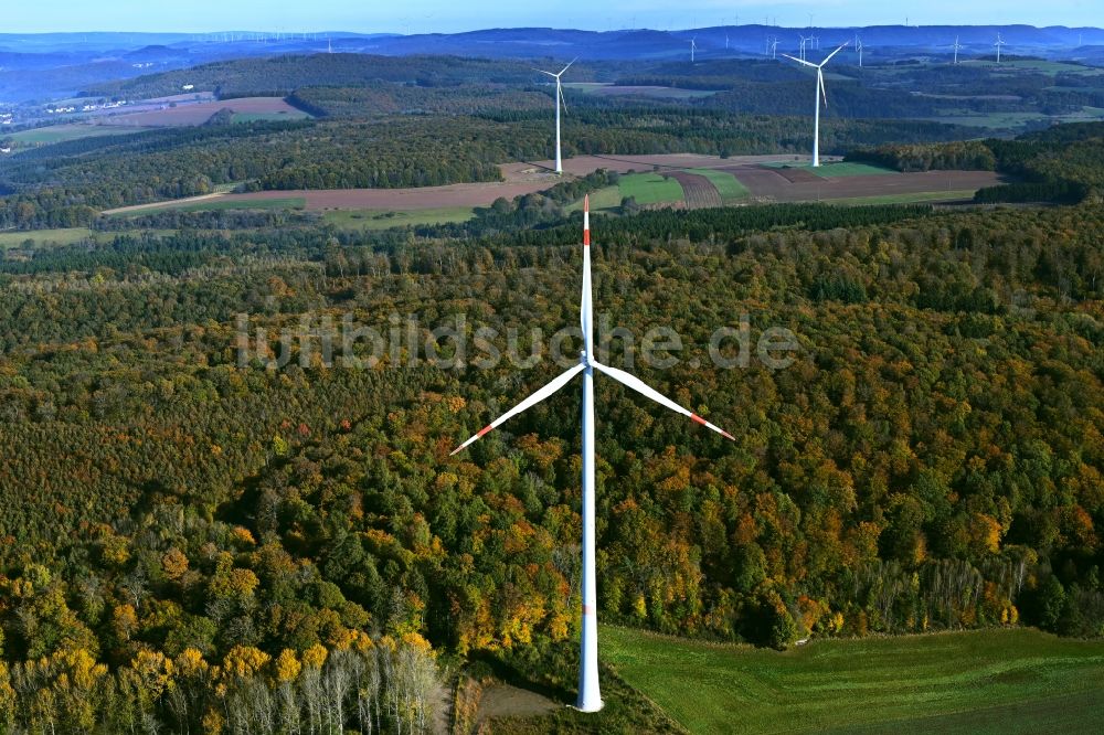 Steinbach aus der Vogelperspektive: Windenergieanlage in einem Wald in Steinbach im Bundesland Saarland, Deutschland