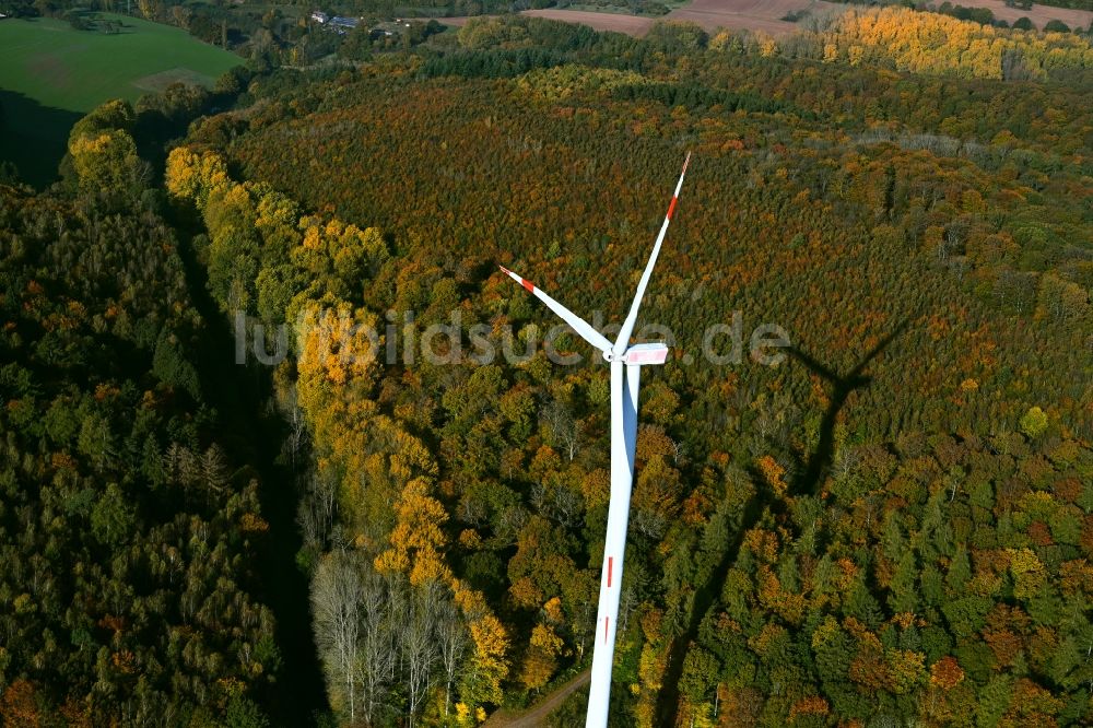 Luftbild Steinbach - Windenergieanlage in einem Wald in Steinbach im Bundesland Saarland, Deutschland