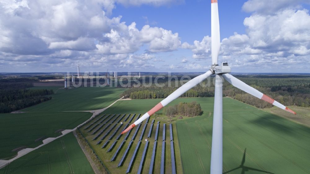 Luftaufnahme Südergellersen - Windenergieanlage (WEA) - Windrad- auf einem Feld in Südergellersen im Bundesland Niedersachsen