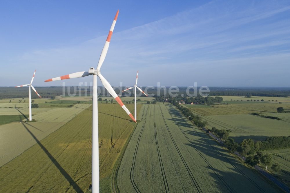 Sülbeck aus der Vogelperspektive: Windenergieanlage (WEA) - Windrad- auf einem Feld in Sülbeck im Bundesland Niedersachsen