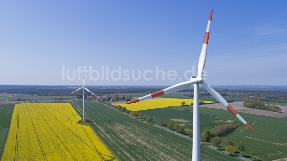 Reinstorf aus der Vogelperspektive: Windenergieanlage (WEA) - Windrad- auf einem Rapsfeld in Sülbeck im Bundesland Niedersachsen