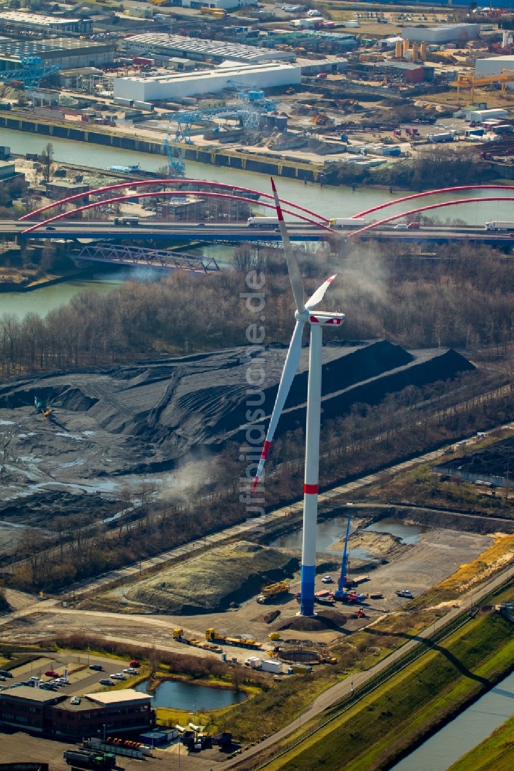 Bottrop aus der Vogelperspektive: Windenergieanlage (WEA) - Windrad- auf dem Werksgelände der Kokerei Prosper in Bottrop im Bundesland Nordrhein-Westfalen