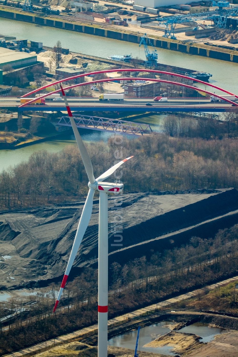 Bottrop von oben - Windenergieanlage (WEA) - Windrad- auf dem Werksgelände der Kokerei Prosper in Bottrop im Bundesland Nordrhein-Westfalen