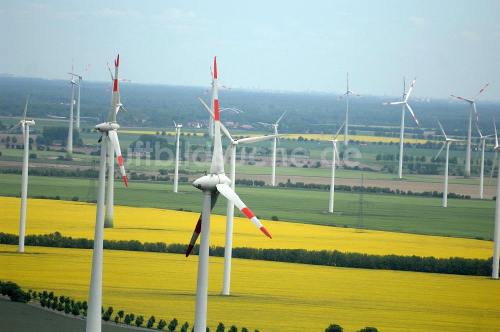 Schwanebeck bei Nauen von oben - Windenergieanlagen bei Schwanebeck