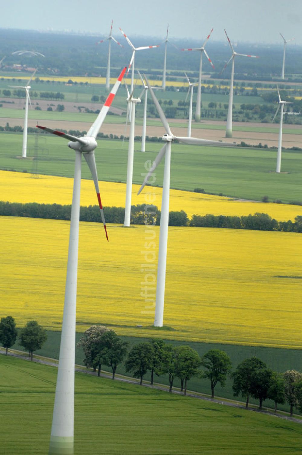 Schwanebeck bei Nauen von oben - Windenergieanlagen bei Schwanebeck