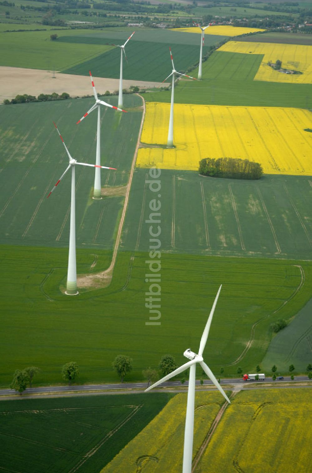 Schwanebeck bei Nauen von oben - Windenergieanlagen bei Schwanebeck