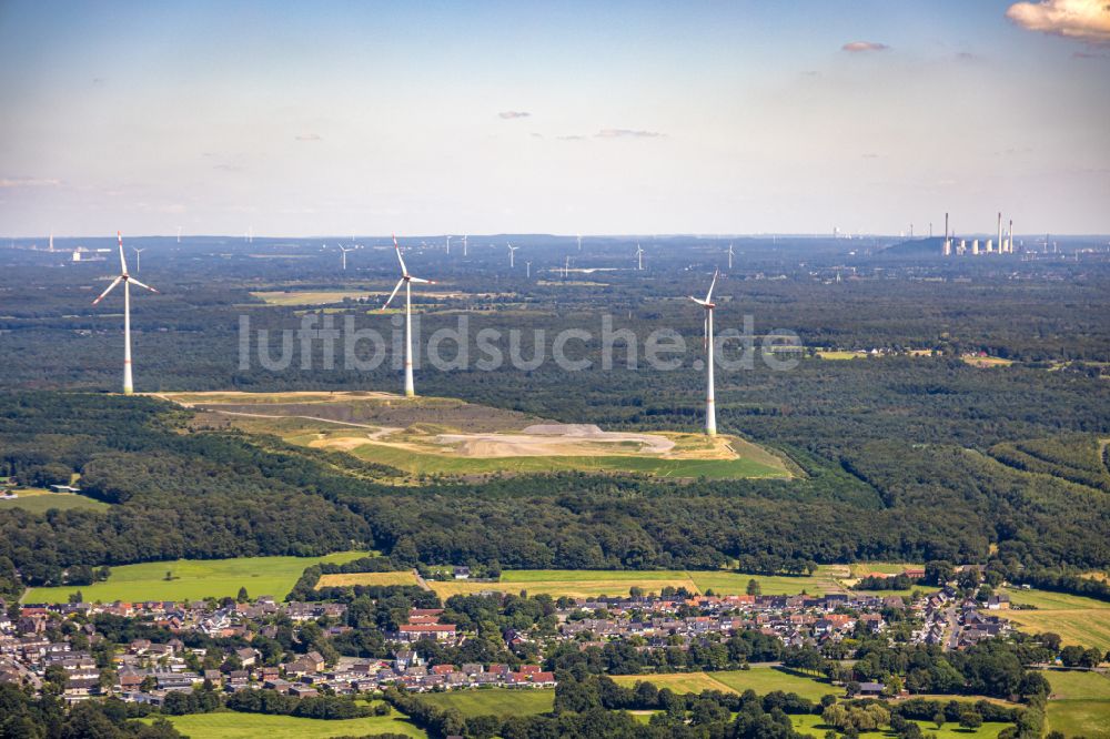 Luftaufnahme Bruckhausen - Windenergieanlagen auf dem Gelände der ehemaligen Bergbau- Halde Lohberg in Bruckhausen im Bundesland Nordrhein-Westfalen, Deutschland