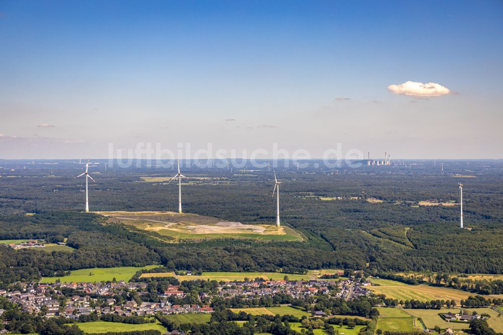 Bruckhausen aus der Vogelperspektive: Windenergieanlagen auf dem Gelände der ehemaligen Bergbau- Halde Lohberg in Bruckhausen im Bundesland Nordrhein-Westfalen, Deutschland