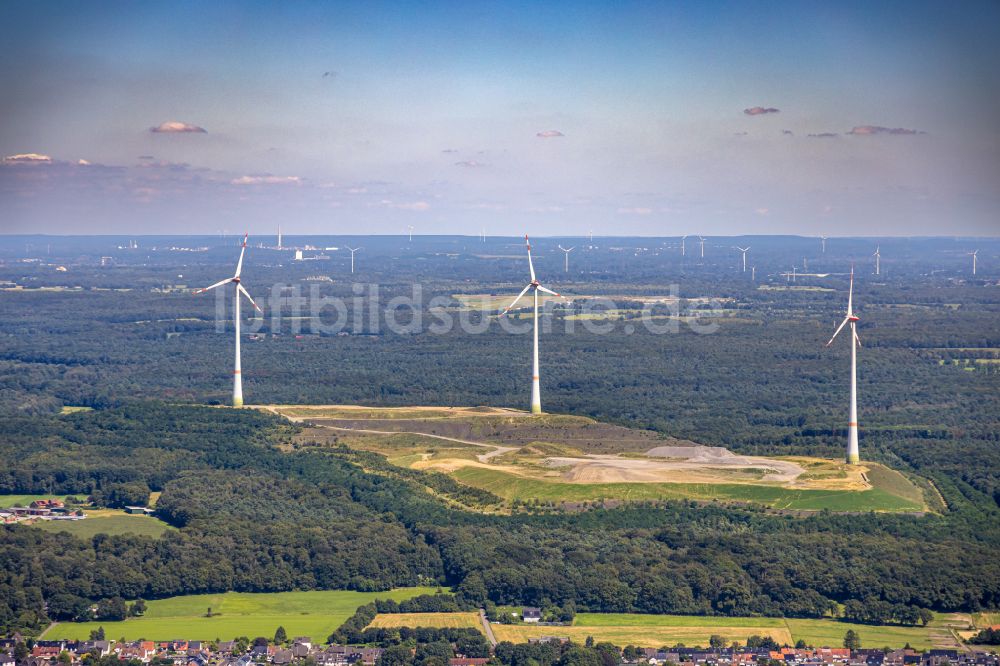 Luftbild Bruckhausen - Windenergieanlagen auf dem Gelände der ehemaligen Bergbau- Halde Lohberg in Bruckhausen im Bundesland Nordrhein-Westfalen, Deutschland