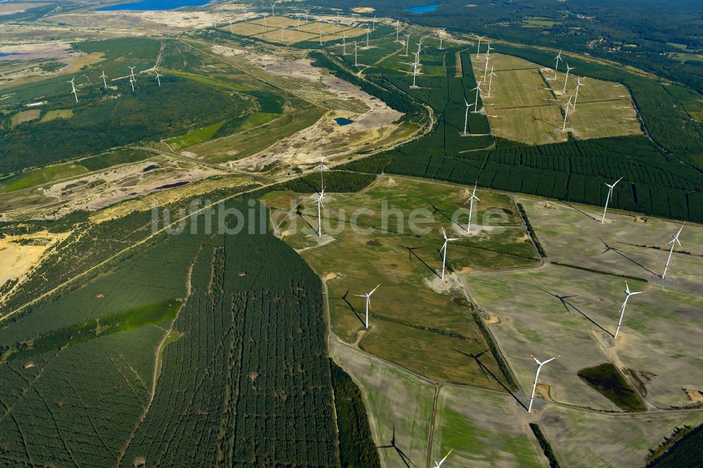 Luftaufnahme Schipkau - Windenergieanlagen (WEA) auf einem Feld bei Schipkau im Bundesland Brandenburg, Deutschland