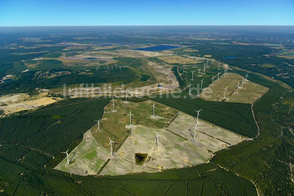 Schipkau von oben - Windenergieanlagen (WEA) auf einem Feld bei Schipkau im Bundesland Brandenburg, Deutschland