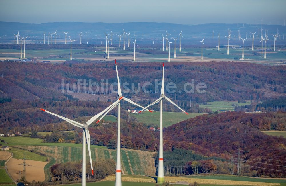 Brilon aus der Vogelperspektive: Windenergieanlagen (WEA) auf einem Feld in Brilon im Bundesland Nordrhein-Westfalen, Deutschland