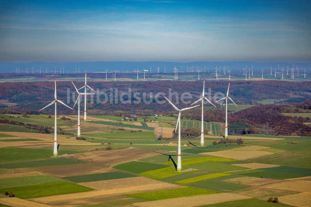 Luftbild Brilon - Windenergieanlagen (WEA) auf einem Feld in Brilon im Bundesland Nordrhein-Westfalen, Deutschland