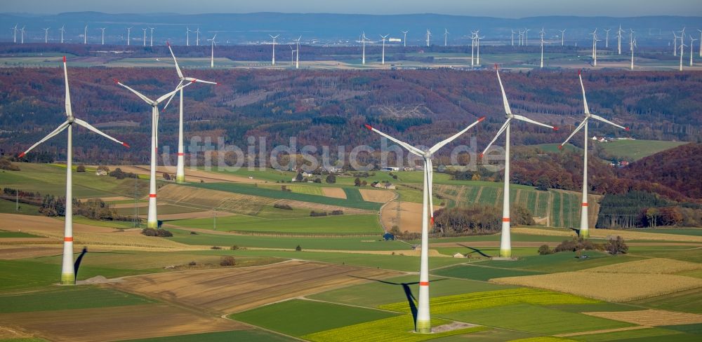 Luftaufnahme Brilon - Windenergieanlagen (WEA) auf einem Feld in Brilon im Bundesland Nordrhein-Westfalen, Deutschland