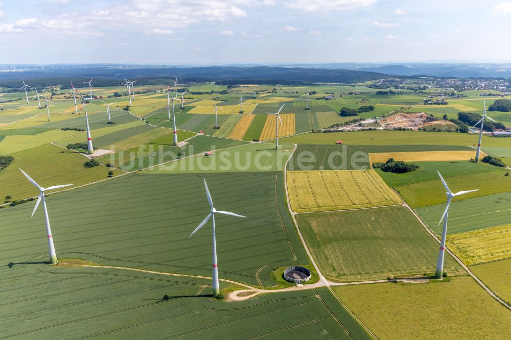 Luftbild Brilon - Windenergieanlagen (WEA) auf einem Feld in Brilon im Bundesland Nordrhein-Westfalen, Deutschland