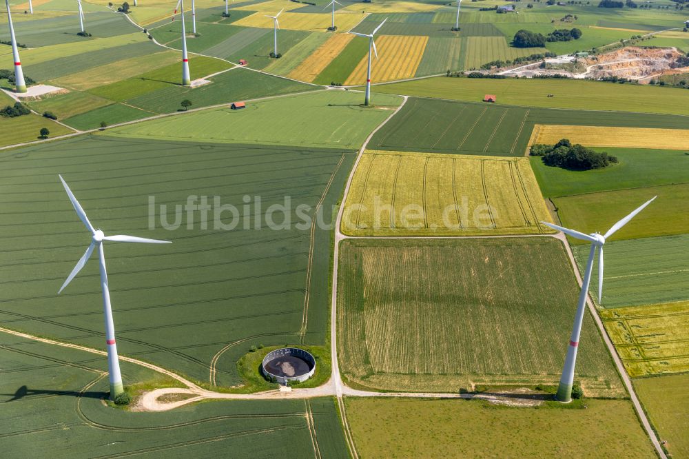 Luftaufnahme Brilon - Windenergieanlagen (WEA) auf einem Feld in Brilon im Bundesland Nordrhein-Westfalen, Deutschland