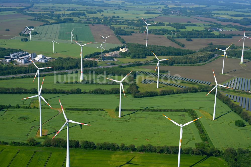 Luftbild Falkenhagen - Windenergieanlagen (WEA) auf einem Feld in Falkenhagen im Bundesland Brandenburg, Deutschland
