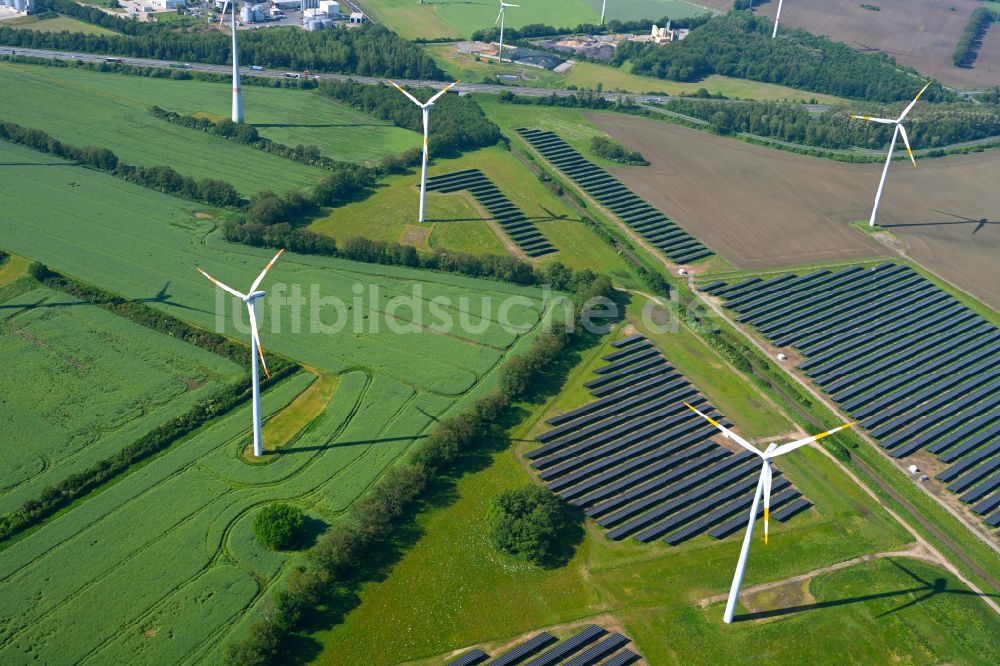 Luftaufnahme Falkenhagen - Windenergieanlagen (WEA) auf einem Feld in Falkenhagen im Bundesland Brandenburg, Deutschland