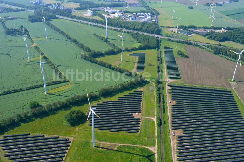Falkenhagen von oben - Windenergieanlagen (WEA) auf einem Feld in Falkenhagen im Bundesland Brandenburg, Deutschland