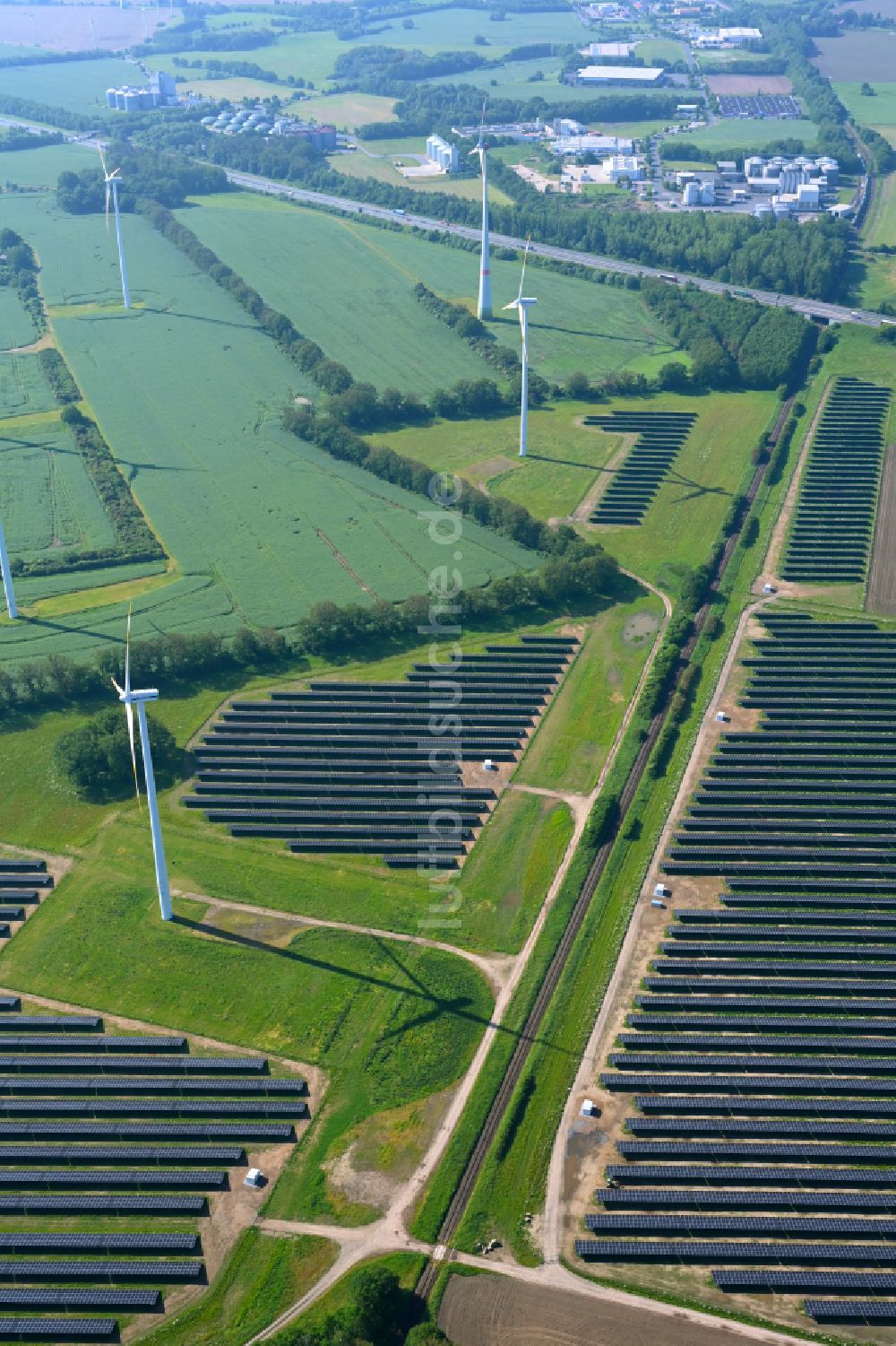 Falkenhagen aus der Vogelperspektive: Windenergieanlagen (WEA) auf einem Feld in Falkenhagen im Bundesland Brandenburg, Deutschland
