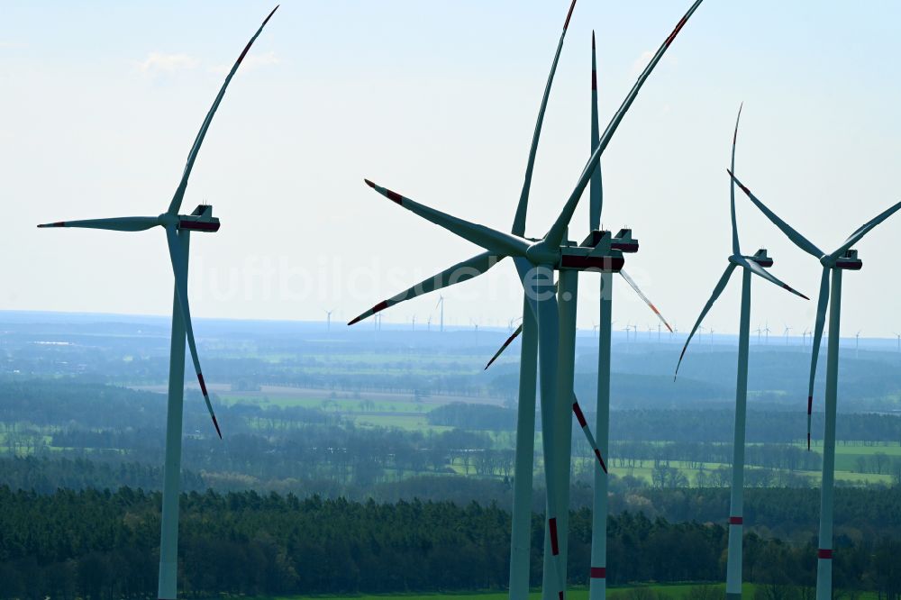 Luftbild Halenbeck - Windenergieanlagen (WEA) auf einem Feld in Halenbeck im Bundesland Brandenburg, Deutschland