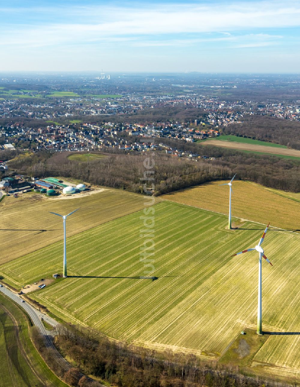 Mengede aus der Vogelperspektive: Windenergieanlagen (WEA) auf einem Feld in Mengede im Bundesland Nordrhein-Westfalen, Deutschland