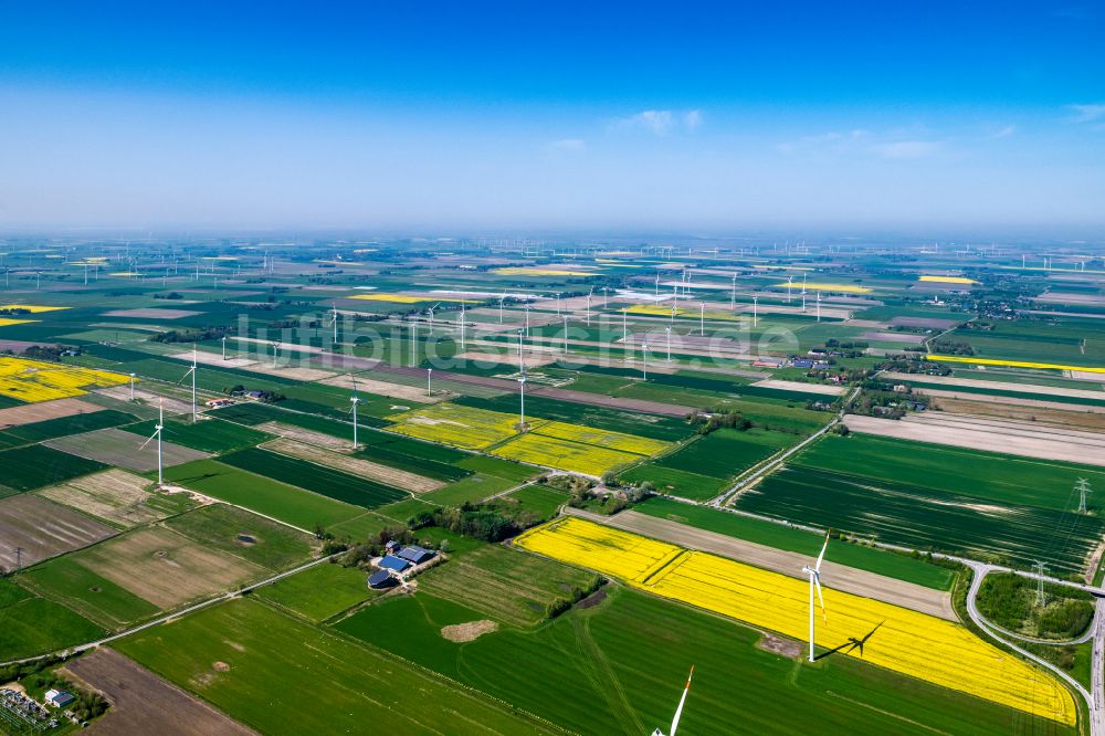 Luftaufnahme Norderwöhrden - Windenergieanlagen (WEA) auf einem Feld in Norderwöhrden im Bundesland Schleswig-Holstein, Deutschland