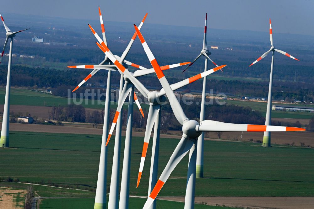 Quellendorf von oben - Windenergieanlagen (WEA) auf einem Feld in Quellendorf im Bundesland Sachsen-Anhalt, Deutschland