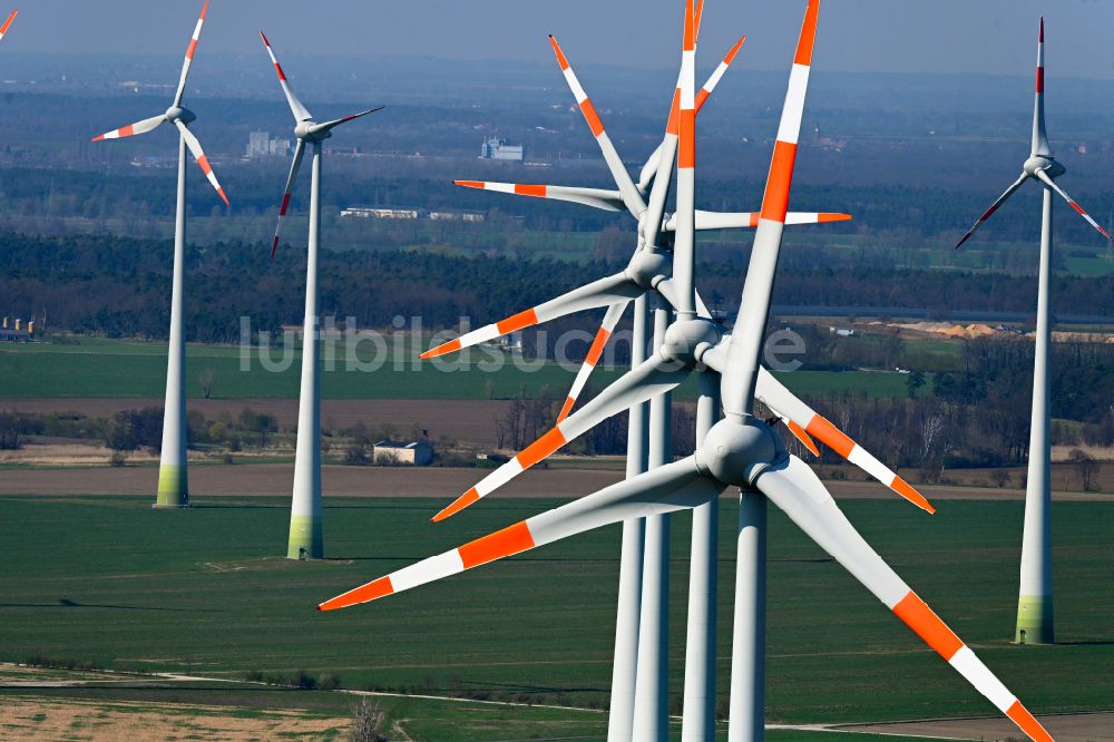 Quellendorf aus der Vogelperspektive: Windenergieanlagen (WEA) auf einem Feld in Quellendorf im Bundesland Sachsen-Anhalt, Deutschland