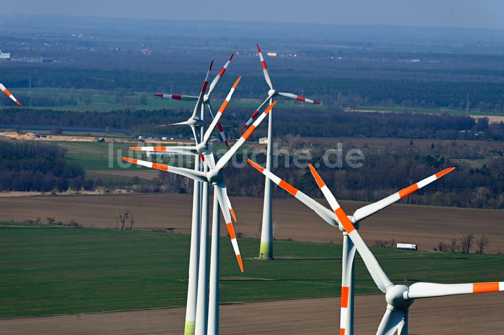 Quellendorf aus der Vogelperspektive: Windenergieanlagen (WEA) auf einem Feld in Quellendorf im Bundesland Sachsen-Anhalt, Deutschland