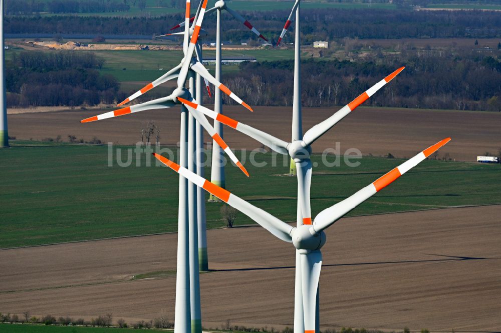 Luftaufnahme Quellendorf - Windenergieanlagen (WEA) auf einem Feld in Quellendorf im Bundesland Sachsen-Anhalt, Deutschland