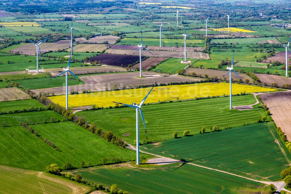 Süderdorf aus der Vogelperspektive: Windenergieanlagen (WEA) auf einem Feld in Süderdorf im Bundesland Schleswig-Holstein, Deutschland