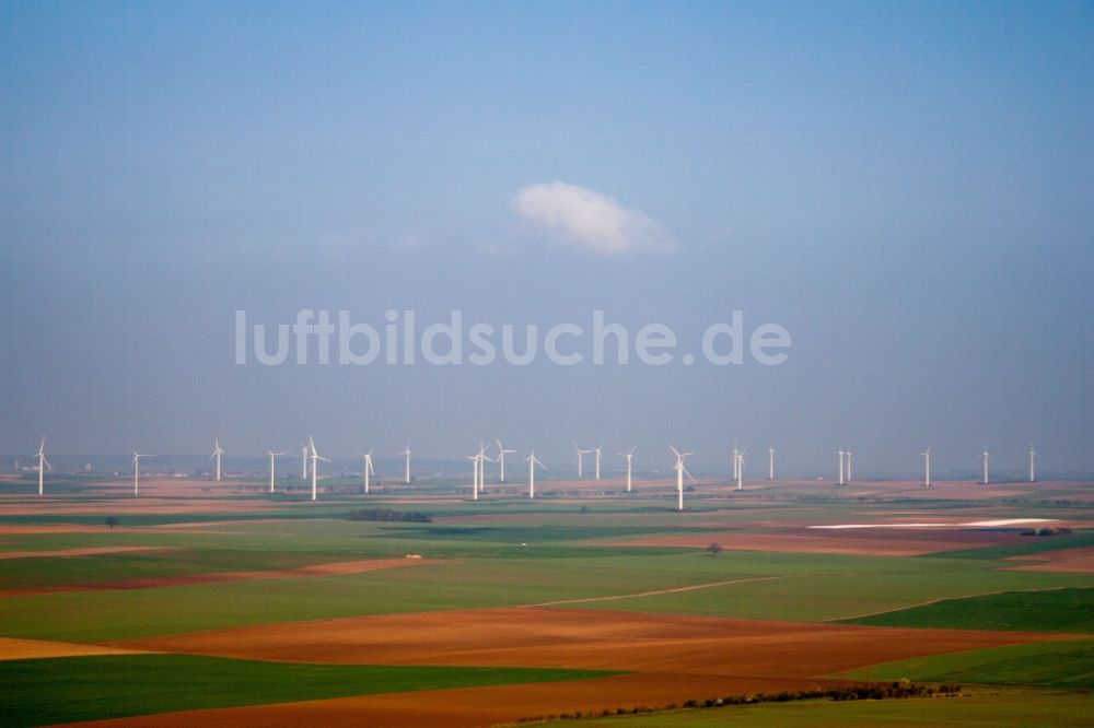 Luftaufnahme Ober-Flörsheim - Windenergieanlagen (WEA) auf einem Hügel in Ober-Flörsheim im Bundesland Rheinland-Pfalz