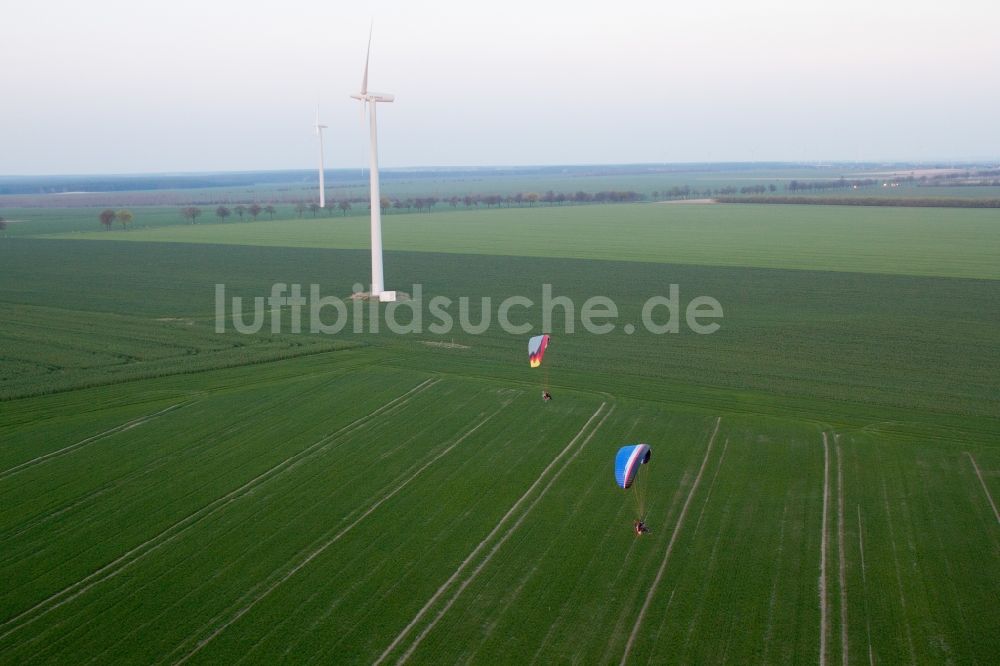 Luftaufnahme Jüterbog - Windenergieanlagen (WEA) und Gleitschirme auf einem Feld in Jüterbog im Bundesland Brandenburg