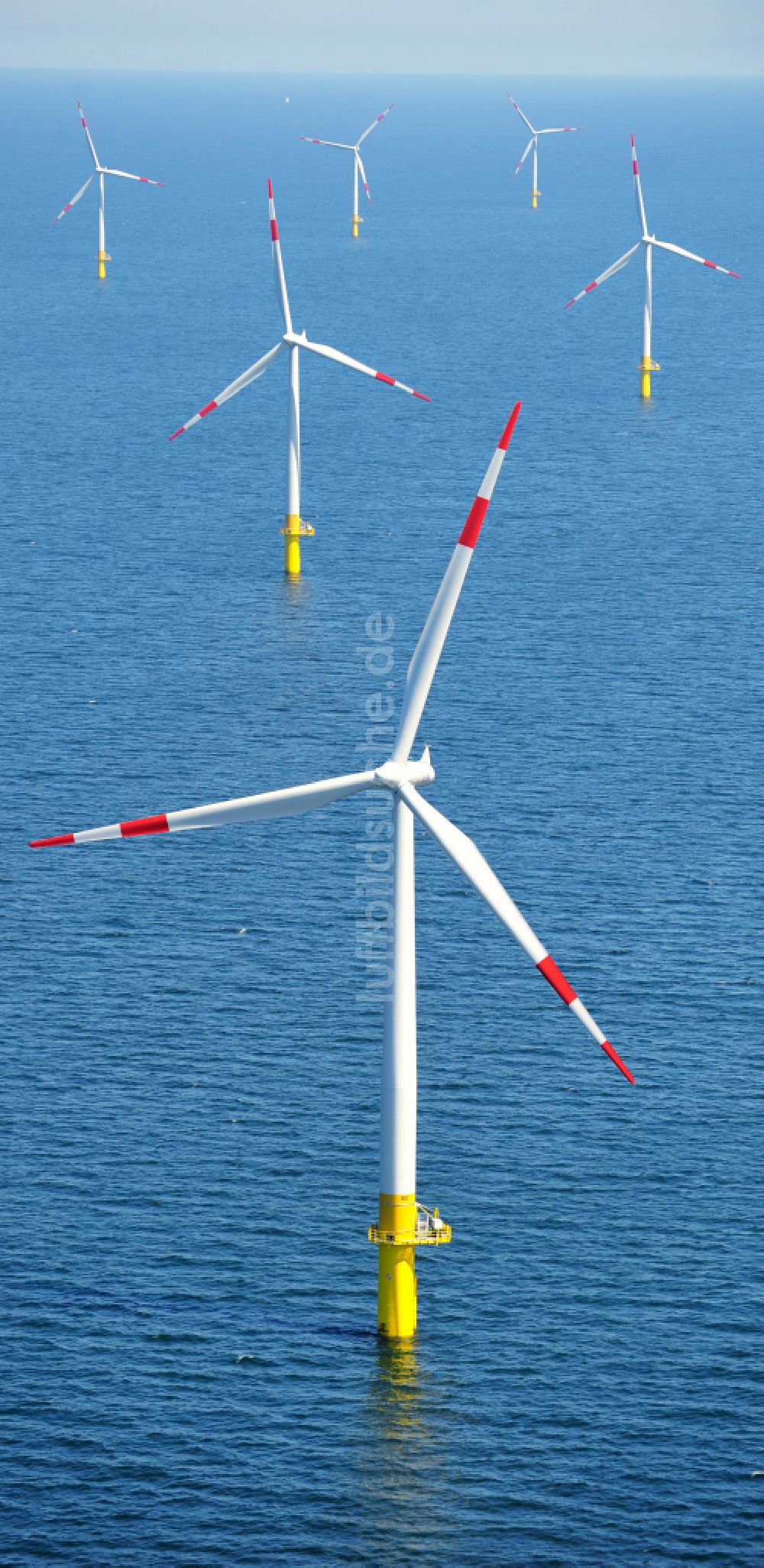 Luftaufnahme Zingst - Windenergieanlagen (WEA) des Offshore-Windpark EnBW Baltic 1 auf der Wasseroberfläche der Ostsee in Zingst im Bundesland Mecklenburg-Vorpommern, Deutschland