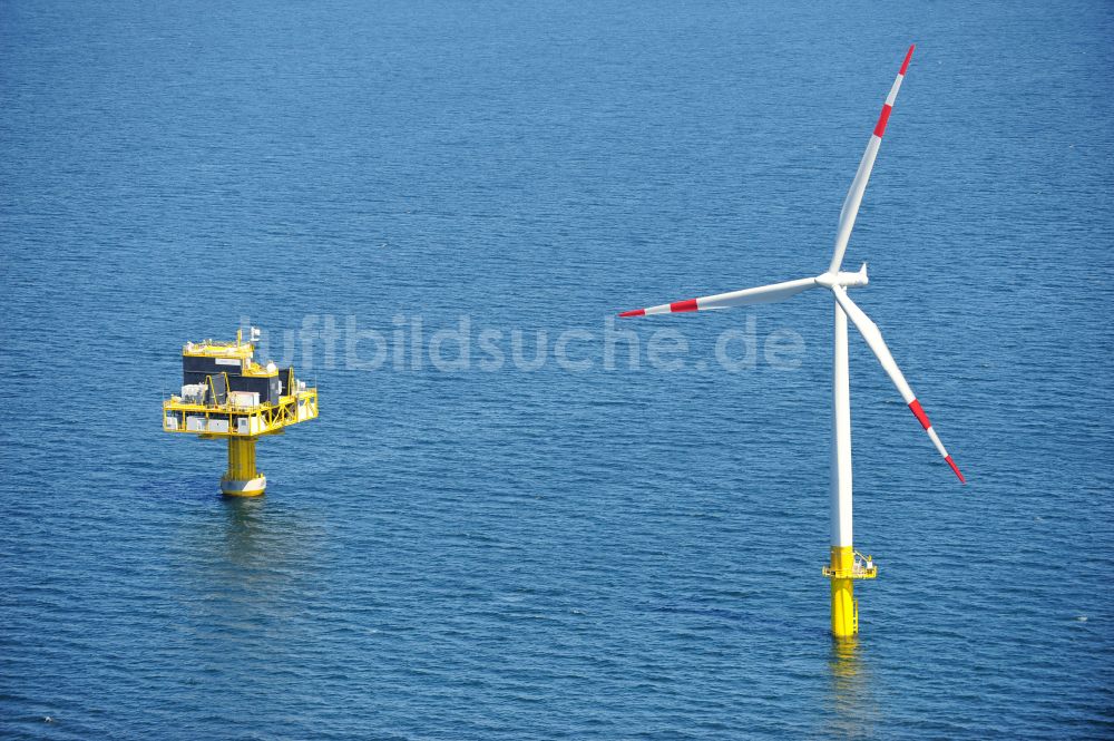 Zingst aus der Vogelperspektive: Windenergieanlagen (WEA) des Offshore-Windpark EnBW Baltic 1 auf der Wasseroberfläche der Ostsee in Zingst im Bundesland Mecklenburg-Vorpommern, Deutschland