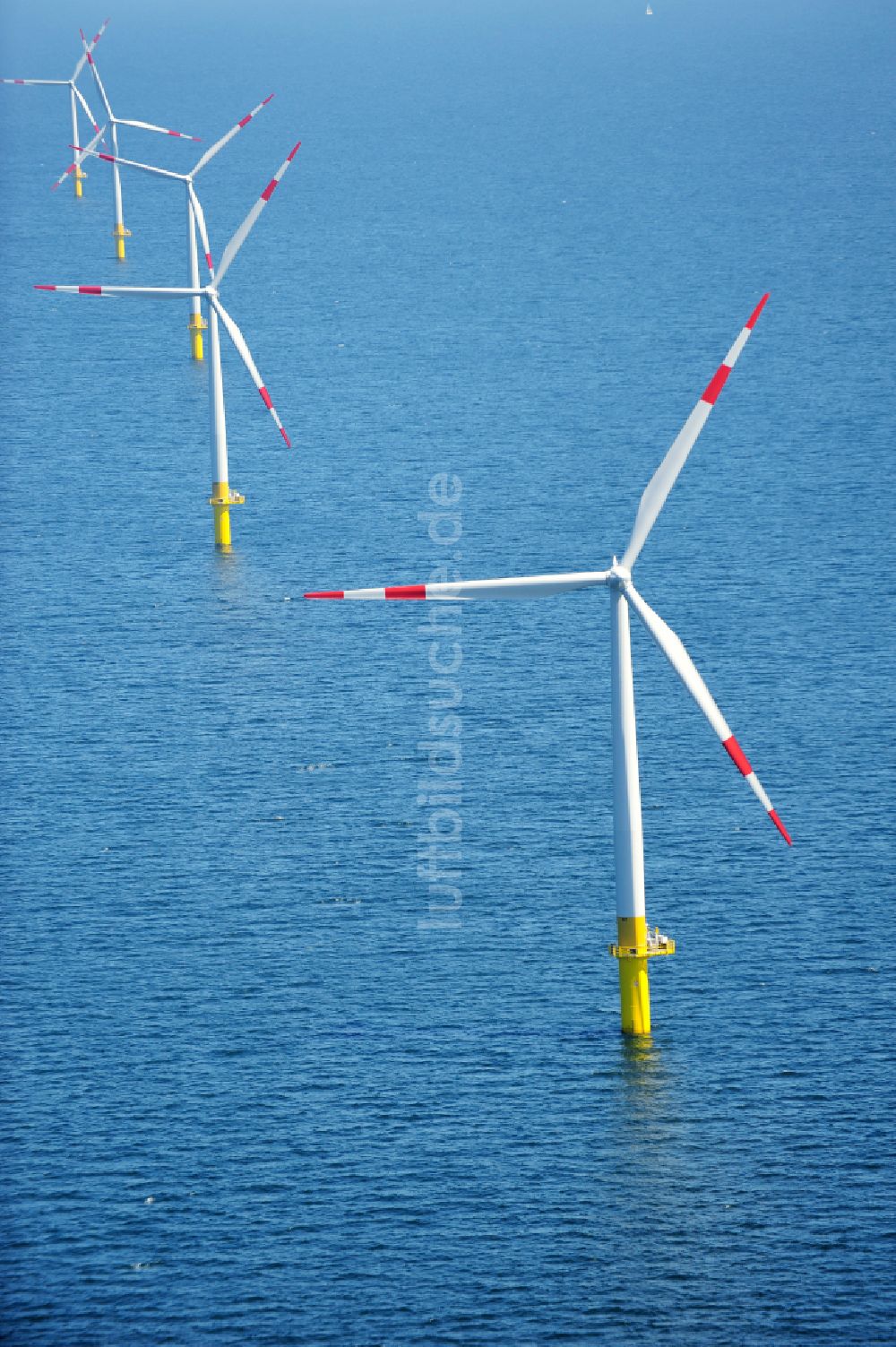 Luftaufnahme Zingst - Windenergieanlagen (WEA) des Offshore-Windpark EnBW Baltic 1 auf der Wasseroberfläche der Ostsee in Zingst im Bundesland Mecklenburg-Vorpommern, Deutschland