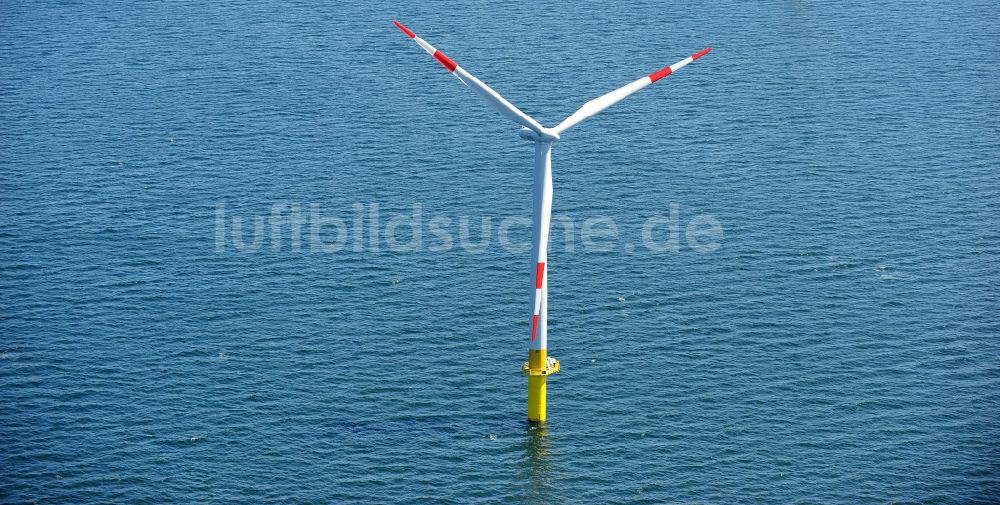 Zingst aus der Vogelperspektive: Windenergieanlagen (WEA) des Offshore-Windpark EnBW Baltic 1 auf der Wasseroberfläche der Ostsee in Zingst im Bundesland Mecklenburg-Vorpommern, Deutschland