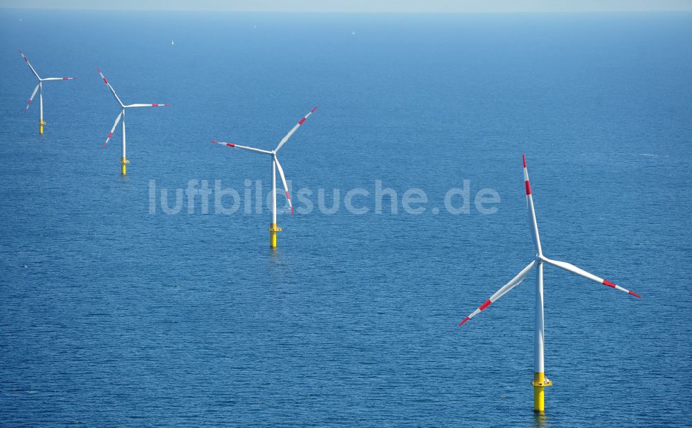 Luftbild Zingst - Windenergieanlagen (WEA) des Offshore-Windpark EnBW Baltic 1 auf der Wasseroberfläche der Ostsee in Zingst im Bundesland Mecklenburg-Vorpommern, Deutschland