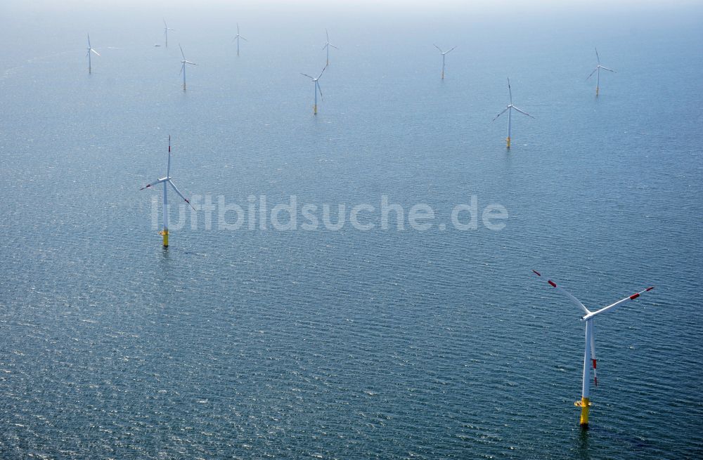 Zingst aus der Vogelperspektive: Windenergieanlagen (WEA) des Offshore-Windpark EnBW Baltic 1 auf der Wasseroberfläche der Ostsee in Zingst im Bundesland Mecklenburg-Vorpommern, Deutschland