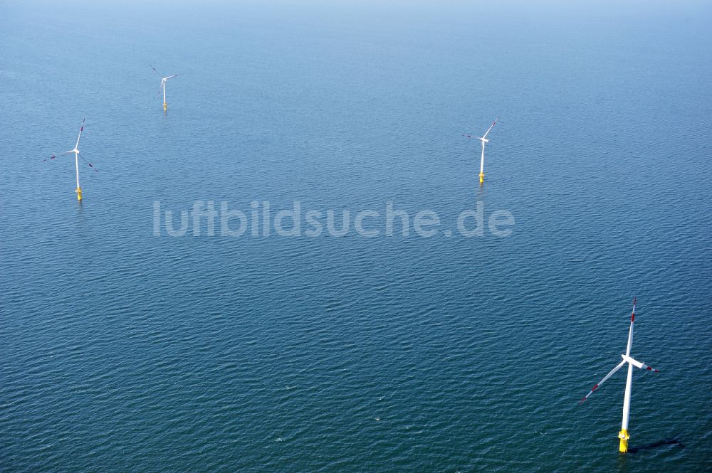 Luftbild Zingst - Windenergieanlagen (WEA) des Offshore-Windpark EnBW Baltic 1 auf der Wasseroberfläche der Ostsee in Zingst im Bundesland Mecklenburg-Vorpommern, Deutschland